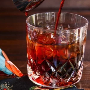 Cocktail Grim Reaper servi dans un Verre Old Fashioned