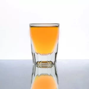 Bubble Gum Cocktail serviert im Schnapsglas