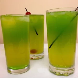 Cocktail Kiwi Lemon servi dans un Verre Highball