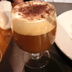 Cocktail Hot Creamy Bush servito in Bicchiere Irish Coffee