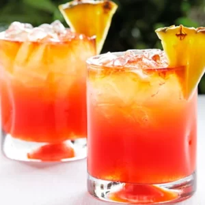 Cocktail Rum Punch servito in Ciotola da punch