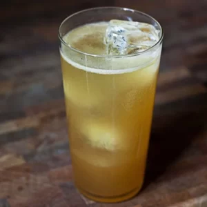 Cocktail Kiss me Quick servi dans un Verre Highball