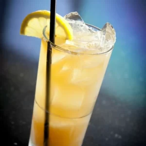 Cocktail Texas Rattlesnake servi dans un Verre Highball