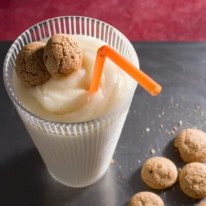Cocktail Amaretto Shake servi dans un Collins Glass