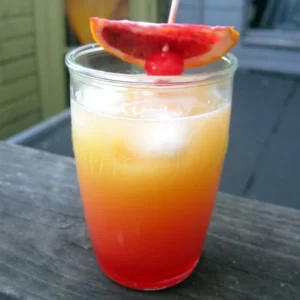 A Day at the Beach cóctel servido en Vaso Highball