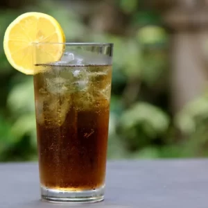 3-Mile Long Island Iced Tea cóctel servido en Collins Glass