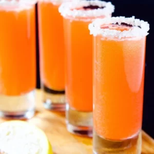 Cocktail Orange Crush servi dans un Verre à shot
