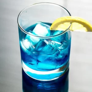 Cocktail Grand Blue servito in Bicchiere Old Fashioned