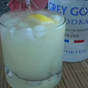 Cocktail Adam Sunrise servi dans un Collins Glass