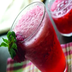 A midsummernight dream Cocktail serviert im Collins Glass