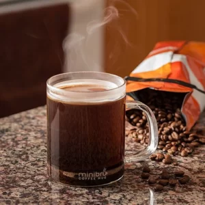 Cocktail Fuzzy Asshole servi dans un Tasse à café