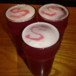 Cocktail Snakebite and Black servito in Bicchiere pinta