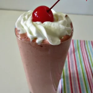 Cocktail Black Forest Shake servi dans un Collins Glass
