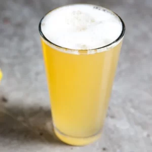 Cocktail Radler servito in Bicchiere Highball