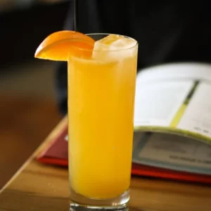 Cocktail Absolutly Screwed Up servi dans un Verre Collins