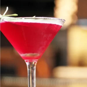 Cocktail Jitterbug servi dans un Cocktail Glass