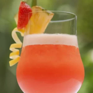 Cocktail Rum Runner servito in Bicchiere da cocktail