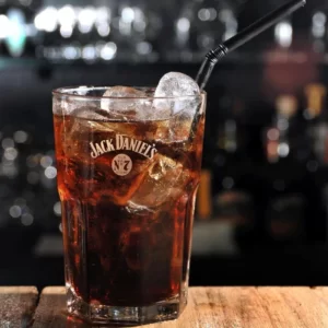 Cocktail Jack's Vanilla Coke servito in Bicchiere Old Fashioned
