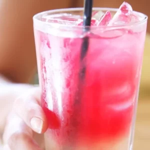 Bleeding Surgeon Cocktail serviert im Collins-Glas