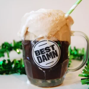 Black and Brown Cocktail serviert im Pilsglas
