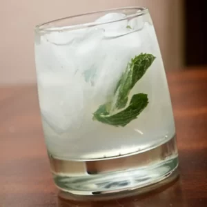 Vodka Fizz cóctel servido en Copa de vino blanco