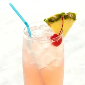 Cocktail Downshift servi dans un Verre Hurricane