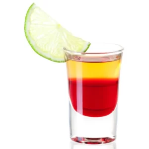 Kool First Aid Cocktail serviert im Schnapsglas