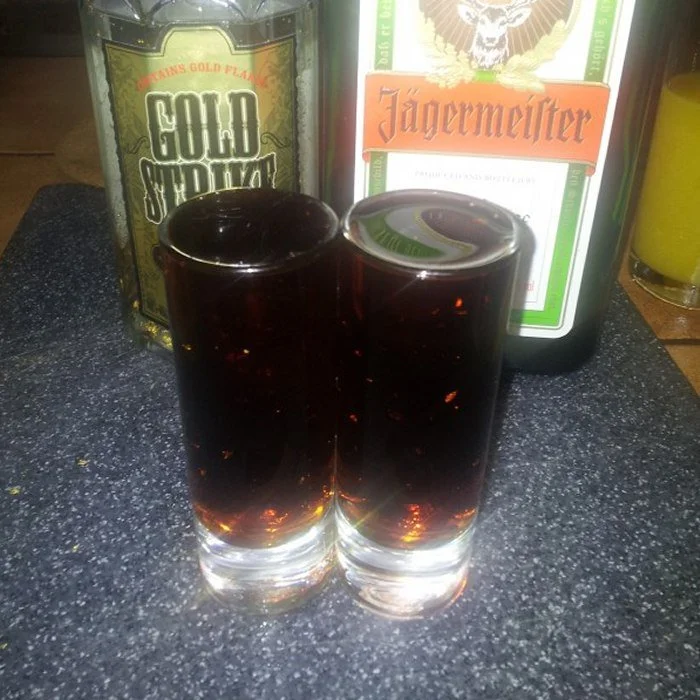 Auburn Headbanger cóctel servido en Vaso de chupito