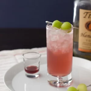 Cocktail Zima Blaster servito in Bicchiere Hurricane