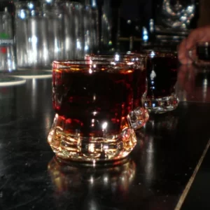 24k nightmare Cocktail serviert im Schnapsglas