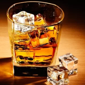 Cocktail Caribbean Boilermaker servi dans un Verre Pilsner