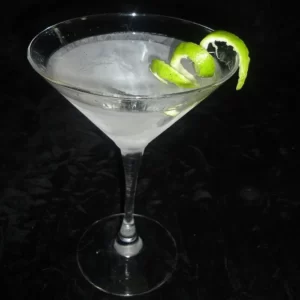 Cocktail Army special servi dans un Verre à cocktail