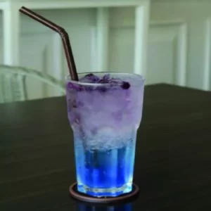 501 Blue Cocktail serviert im Collins Glass