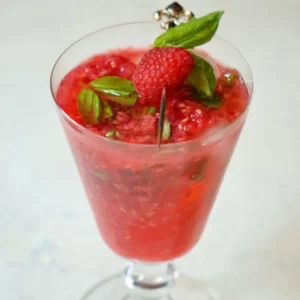 Raspberry Cooler cóctel servido en Vaso Highball