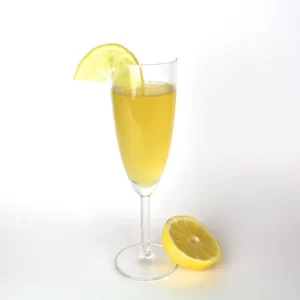 Cocktail Girl From Ipanema servi dans un Verre à vin