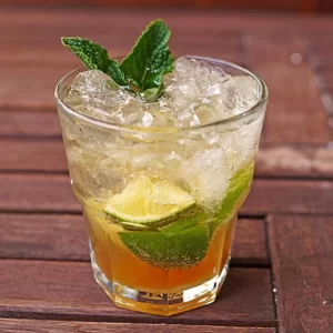 Cocktail Ipamena servi dans un Verre à vin