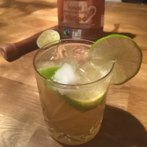 Cocktail Dark Caipirinha servi dans un Verre Highball