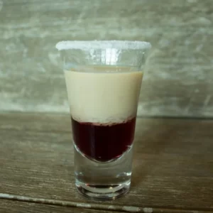 Cocktail Jam Donut servi dans un Verre à shot