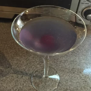 Aviation Cocktail serviert im Cocktailglas