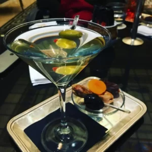 Cocktail Dirty Martini servito in Bicchiere da cocktail