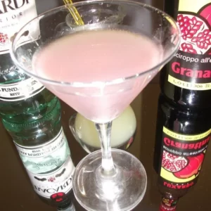 Cocktail Bacardi Cocktail servi dans un Verre à cocktail