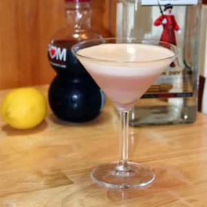 Cocktail Clover Club servi dans un Verre à cocktail
