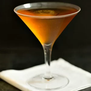 Stinger Cocktail serviert im Cocktailglas