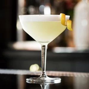 Cocktail White Lady servi dans un Verre à cocktail