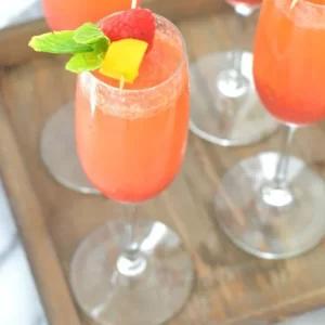 Cocktail Bellini servi dans un Champagne Flute