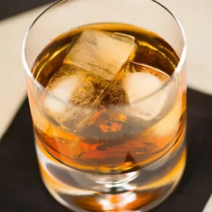 French Connection cóctel servido en Vaso Old Fashioned