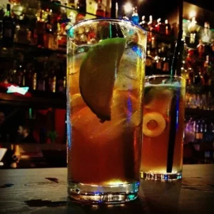 Cocktail Long Island Iced Tea servi dans un Verre Highball