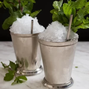 Mint Julep cóctel servido en Vaso Collins