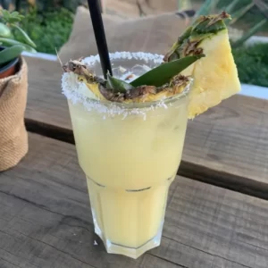 Cocktail Pina Colada servito in Bicchiere Collins