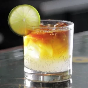 Cocktail Dark and Stormy servi dans un Verre Highball